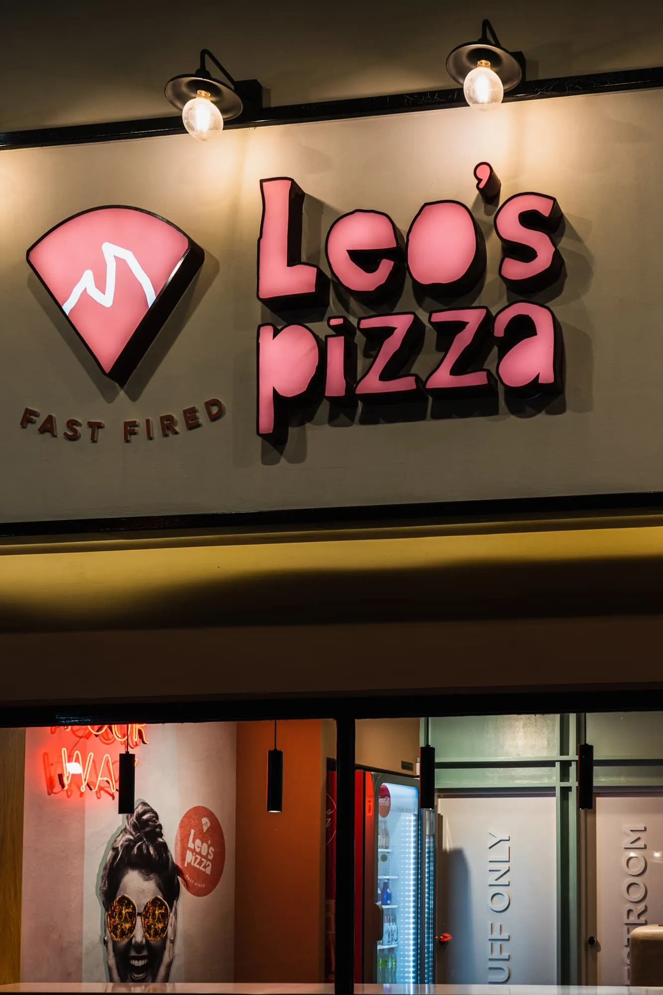 Η φωτεινή επιγραφή Leo's Pizza στο Παλαιό Φάληρο