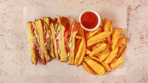 Club sandwich με πατάτες και σάλτσα ντομάτας