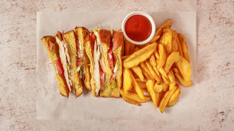 Club sandwich κοτόπουλο με πατάτες και σάλτσα ντομάτας
